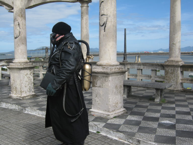 NÃO É AQUI — um olhar externo sobre a cidade contemporânea e sua relação espaço-tempo do ponto de vista de um viajante.